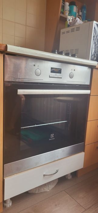 Продам духовой шкаф Electrolux серый