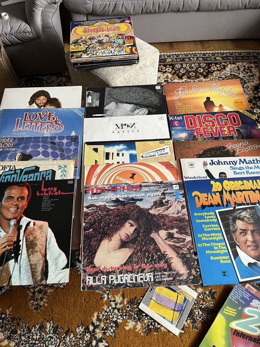 Vand cd si viniluri cu muzica originale