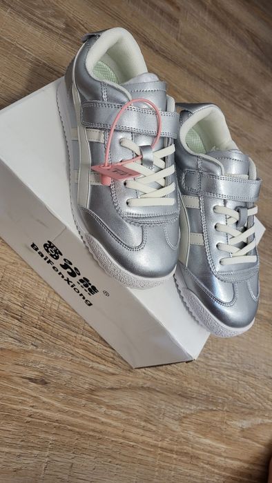 Продам кроссовки