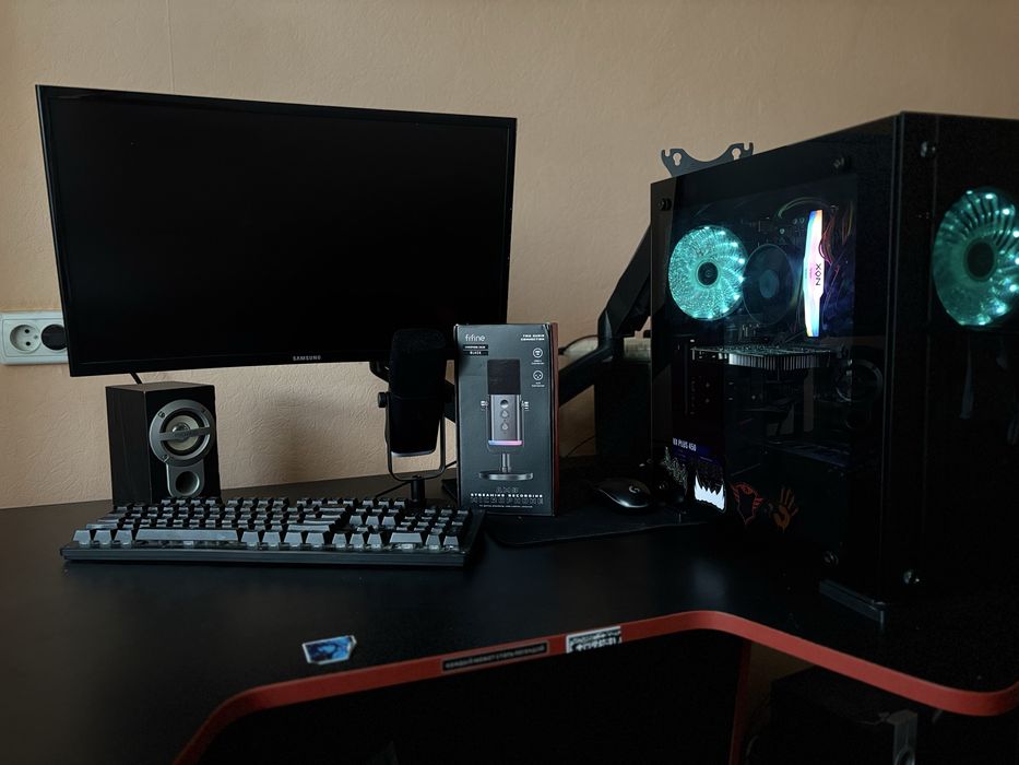 игровой стол с местом под локти