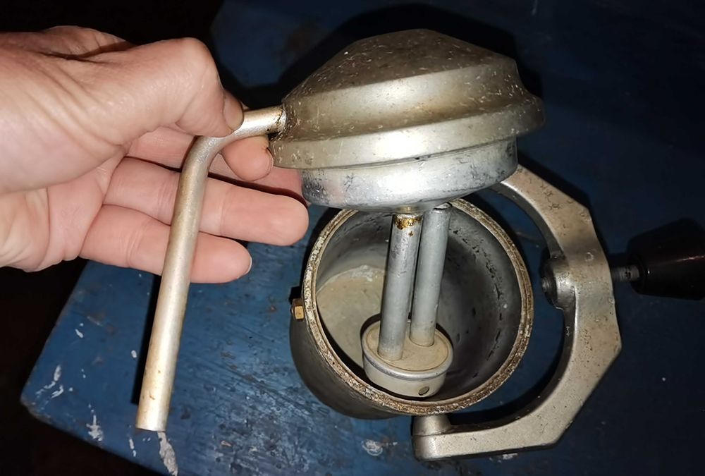 Продавам нещата от снимката-клещи за чапраз,ножици, кубинка,кафеварки