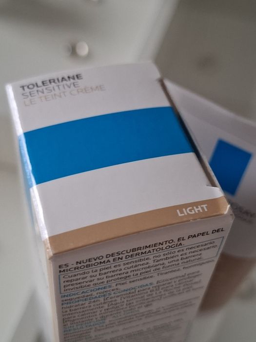 Лек тониран хидратиращ крем La Roche- posay