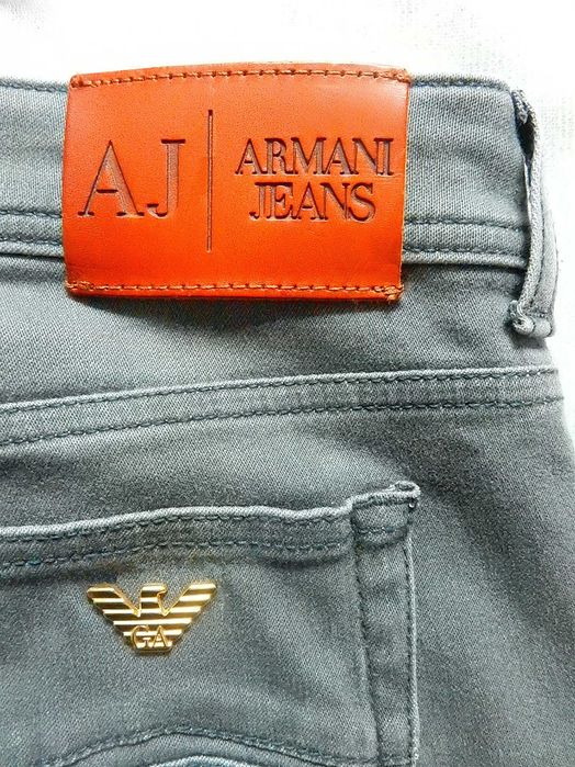 Blugi Armani Jeans. Marime 28, vezi dimensiuni. Impecabili, ca noi.