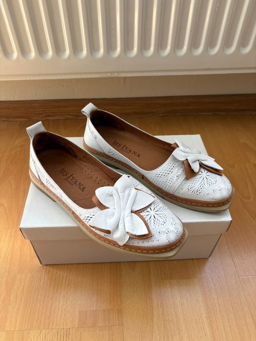 Бели обувки от естествена кожа