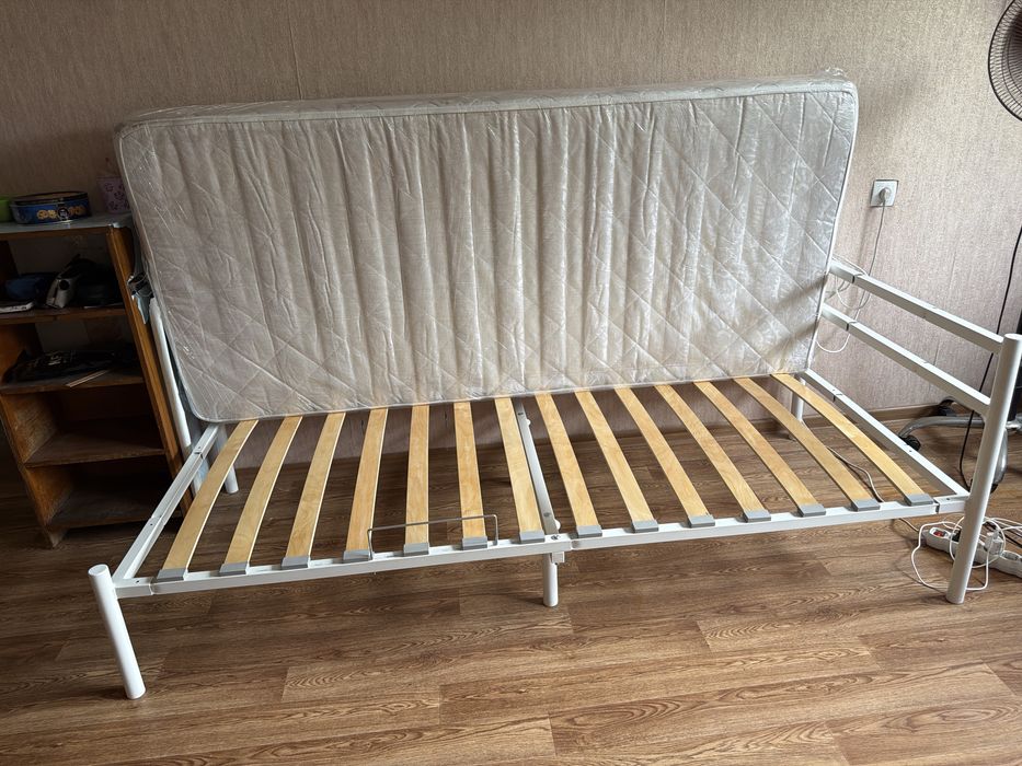 Продам кровать с матрасом
