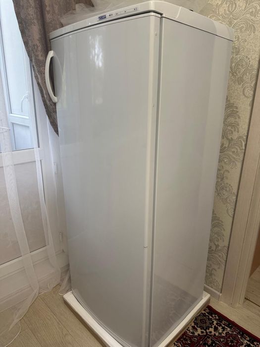 Продаю вертикальный морозильник