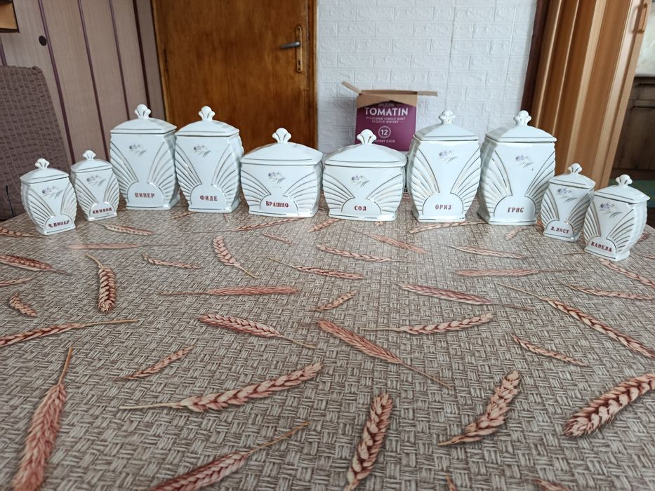 Сервиз порцеланов за подправки.