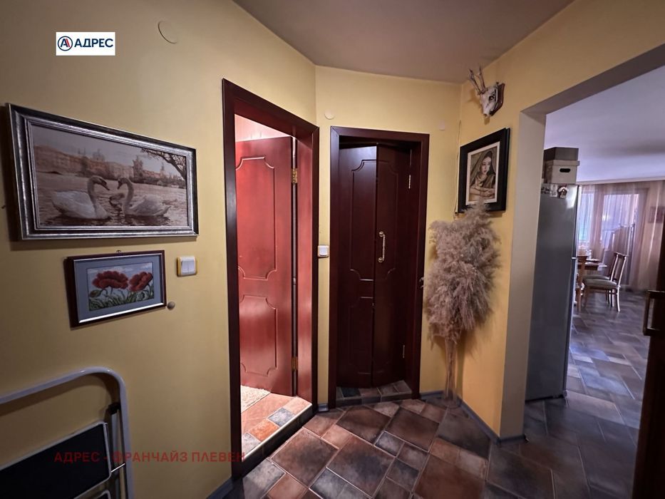 Продава се Тристаен апартамент в Плевен, Идеален център - 110 кв.м за 1637 €/кв.м - Снимка #10