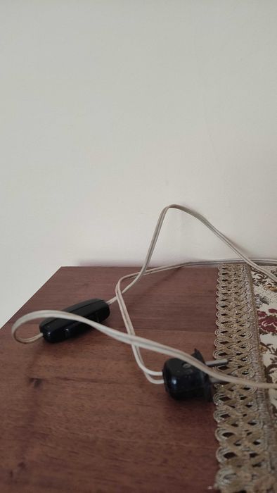 Старинна настолна лампа от метал с орнаменти