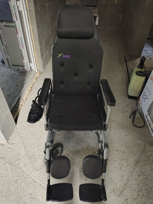 Vând scaun electric cu rotile