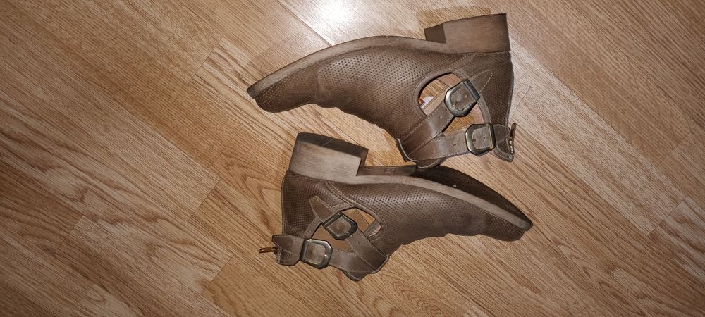 Pantofi decupati stil vintage