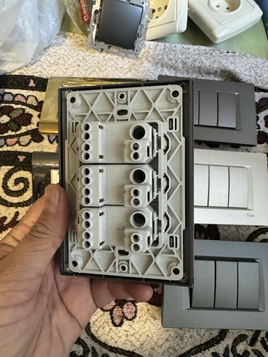 Продам выключатели трехклавишные