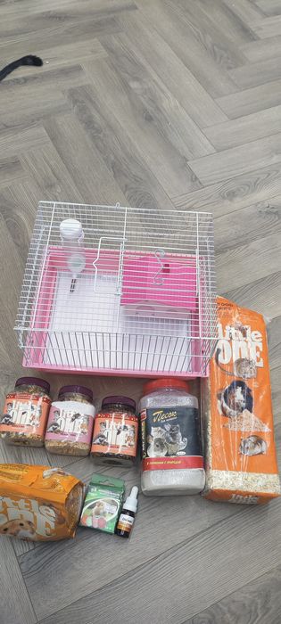 Продам домик, корм, наполнитель для хомяка