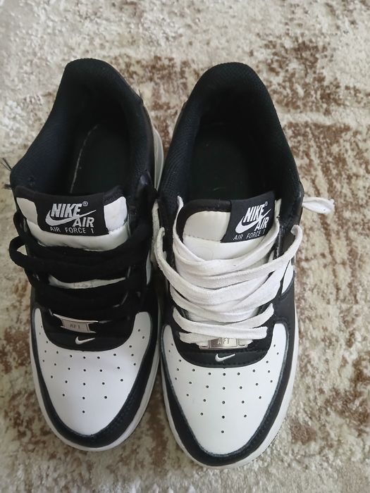 Vând adidași Nike Air Force