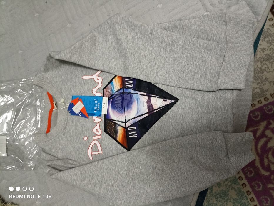 Продам свитер детский новый