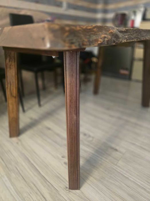 Masă de living unicat – lemn de nuc + rășină epoxidică