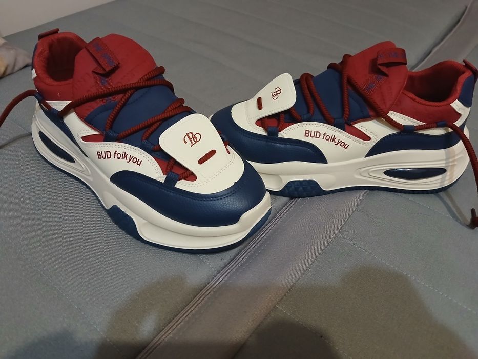 Продам кроссовки новые,заказал на маркетплейси.не подошли.43 размер .