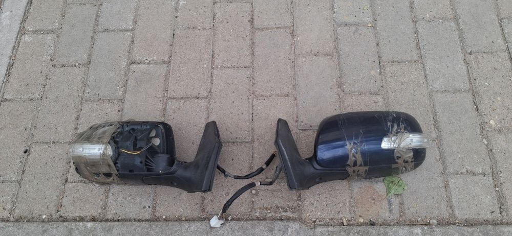 Продам баковые зеркало таета авенсис