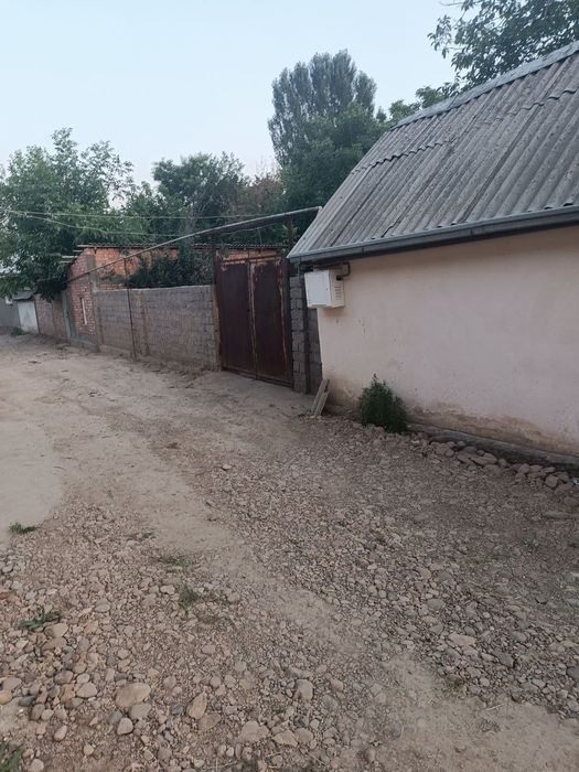 Diqqat! Dala hovli sotiladi. 4yarim sotix. 2xonali uyi bilan gaz bor