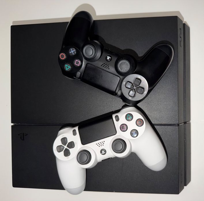 PS4 1TB + 2 manete originale + 10 jocuri in  stare foarte bună