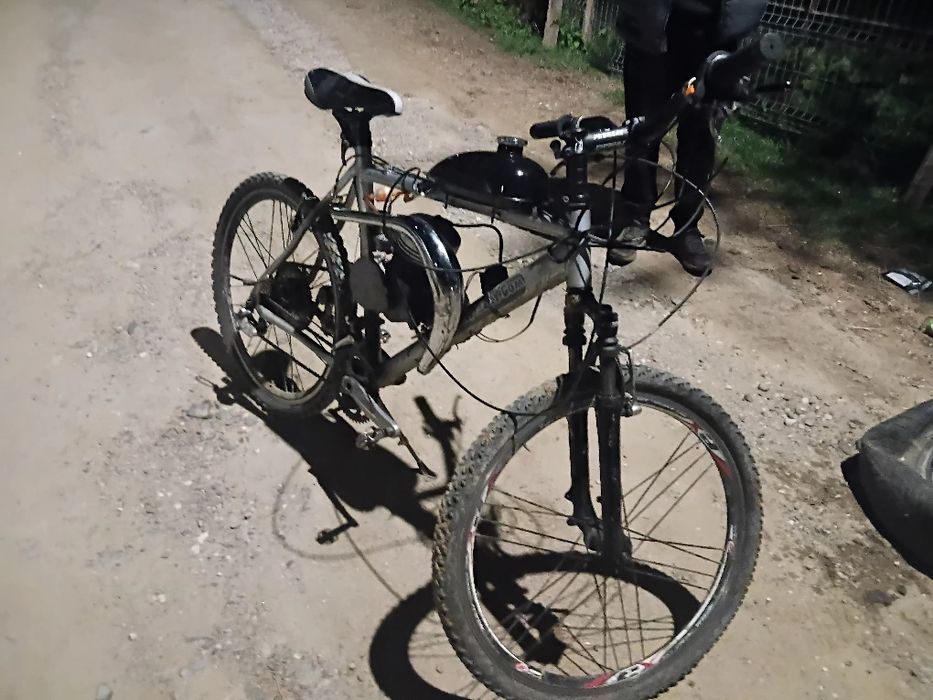Vand bicicleta cu motor 80cc tuning