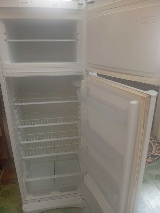 Продам холодильник indesit