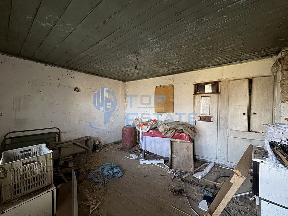 Тухлена къща с кладенец в с. Козаревец, област Велико Търново