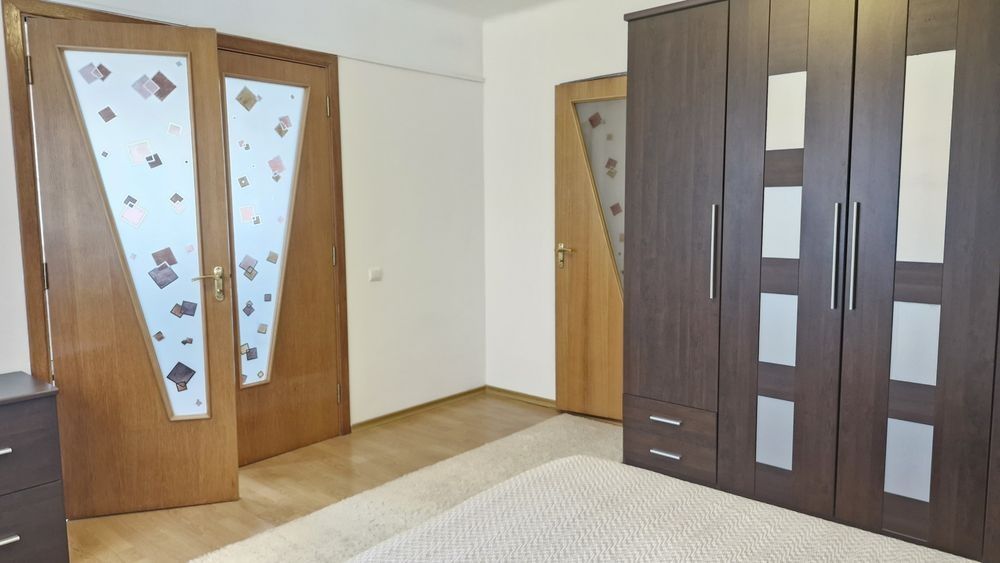 Casa la curte cu garaj