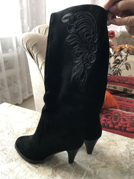 Продам замшевые сапоги