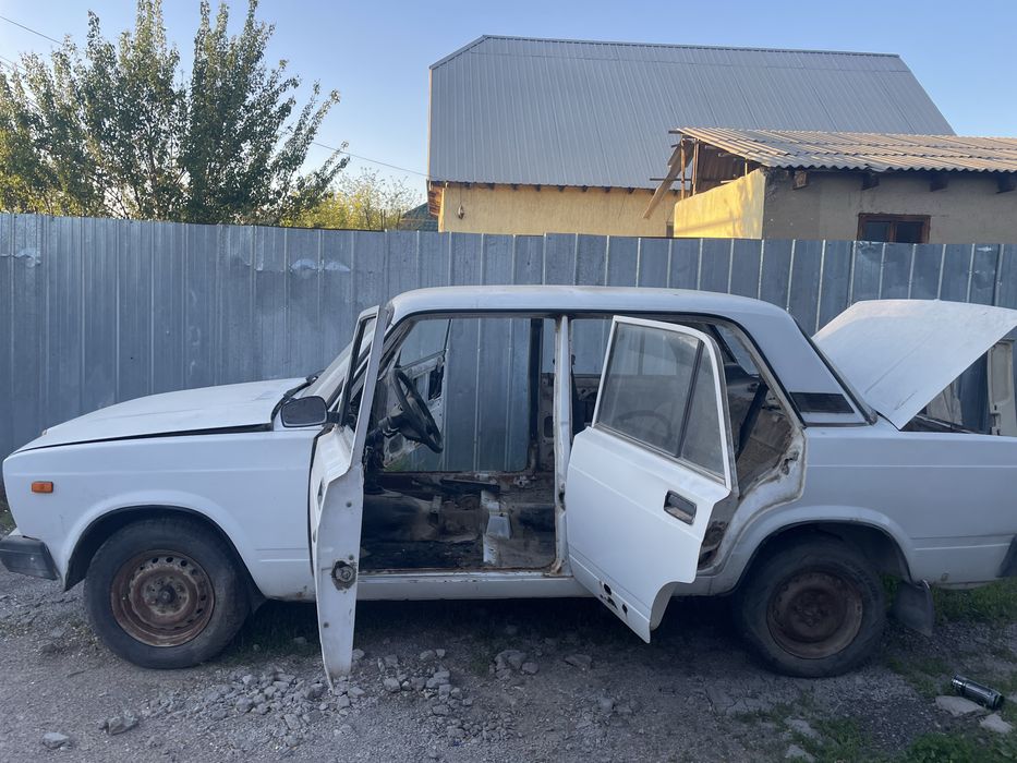 Автомобиль ваз 2107