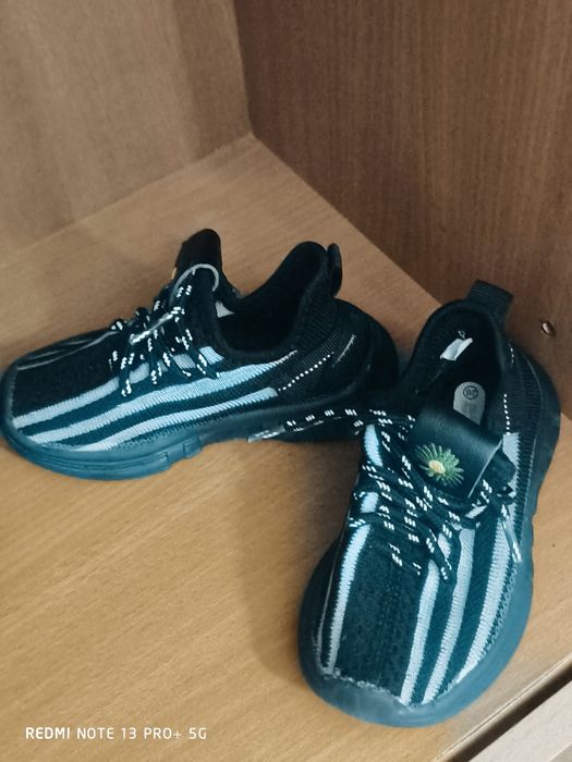 Отдам даром обувь детскую , и подростковую