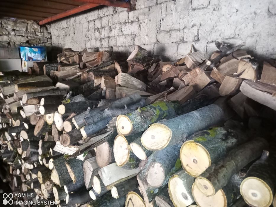 Дърва за огрев, орех - нарязани и нацепени.