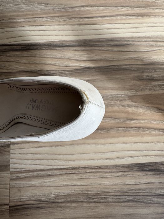 Отдам белые свадебные туфли………….