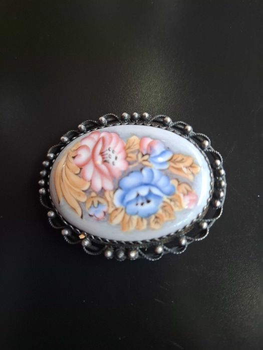 Брошки със сребърен обков.