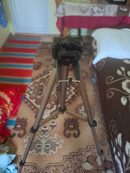 Trepied Hama 125-3D( 42.5-125 cm)- Star 75 L. Folosit pentru filmari, in special camera foto si telefon dar mai mult camera foto, are si suport inclus