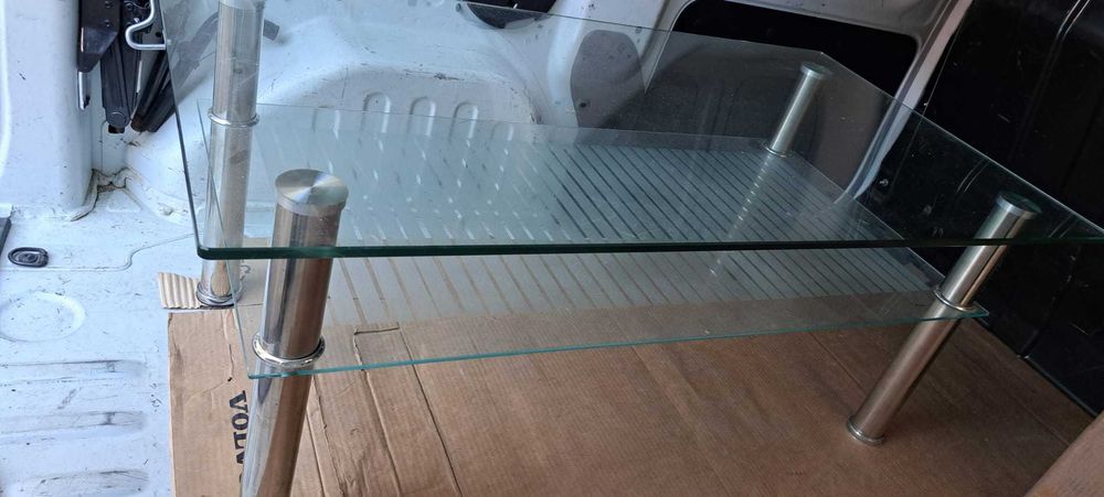 masa de living din sticla, mici zgarieturi pe sticla de sus
