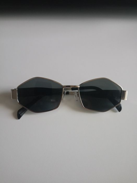 Vând ochelari de soare fashion produs de calitate superioara noi.