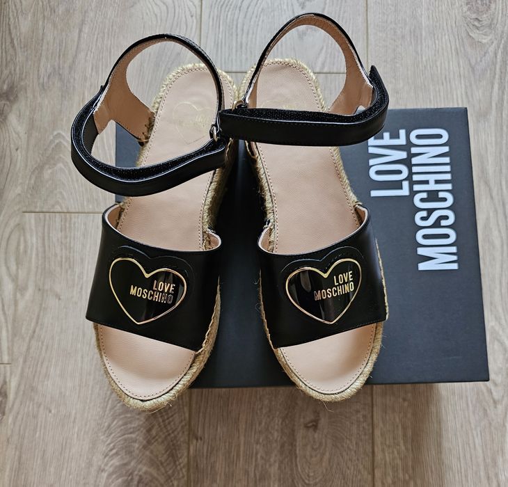 Дамски оригинални сандали love moschino