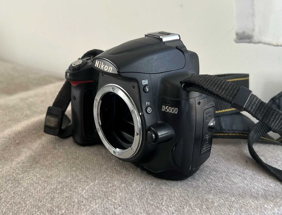 Aparat foto DSLR Nikon D5000 body, funcțional, fără accesorii