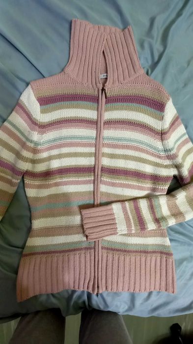 Pulover dama Evie UK cu dungi roz-albe, guler si fermuar