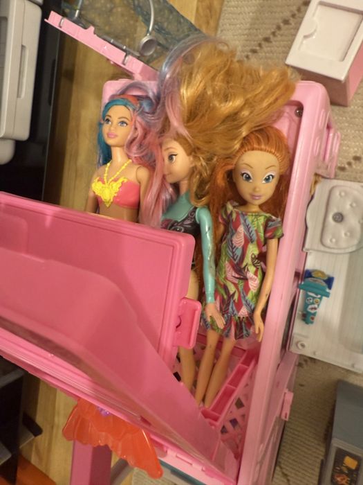 Rulota BARBIE cu piscina, bucatarie si salupa