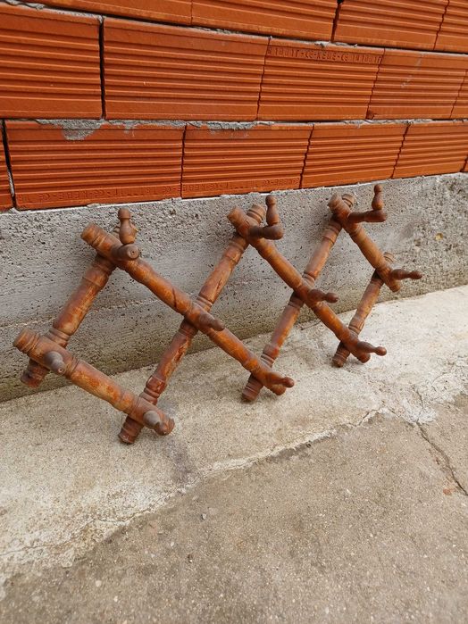 Стара дървена закачалка