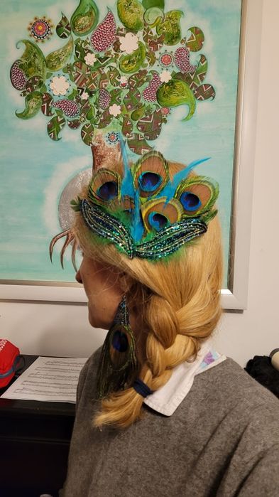 Accesoriu handmade pentru păr şi cercei asortați din pene de păun.