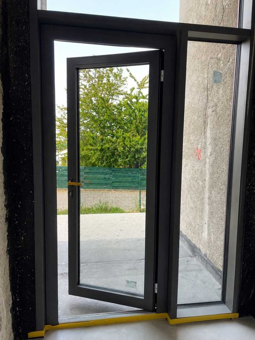 Ușă aluminiu Reynaers – RAL 7022 structurat, sticlă securizată, balamale ascunse, precadru purenit, maner