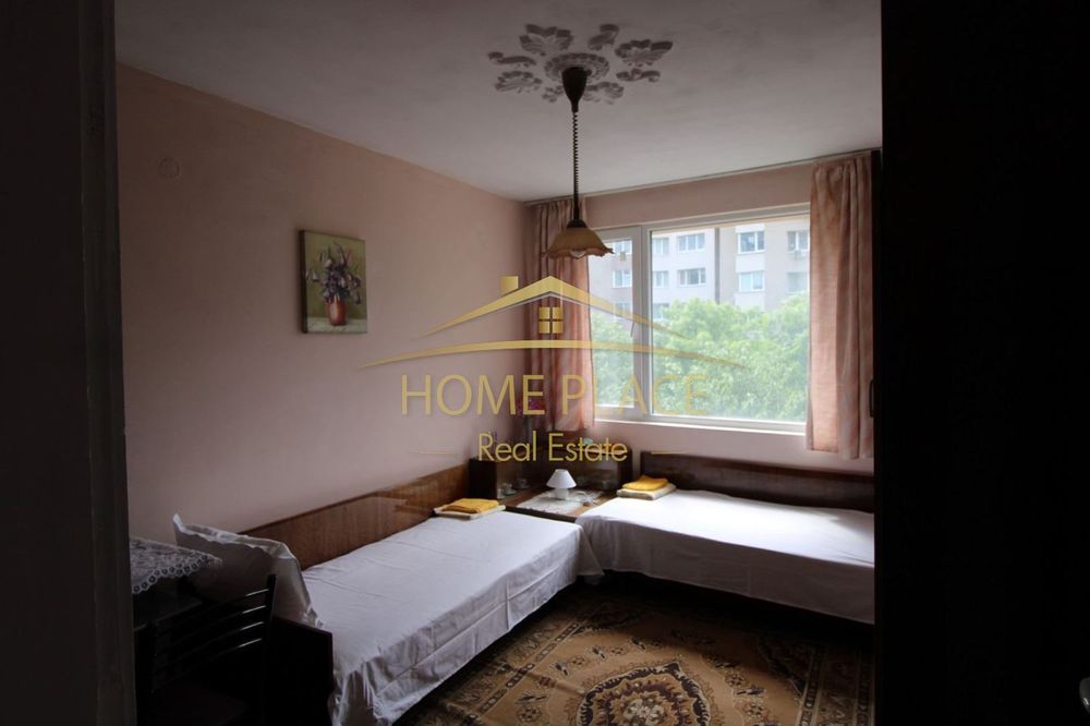 Просторен тристаен обзаведен апартамент до Спортна Зала.