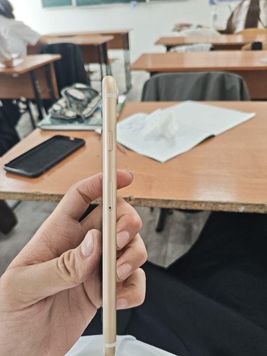 продам iPhone 7+