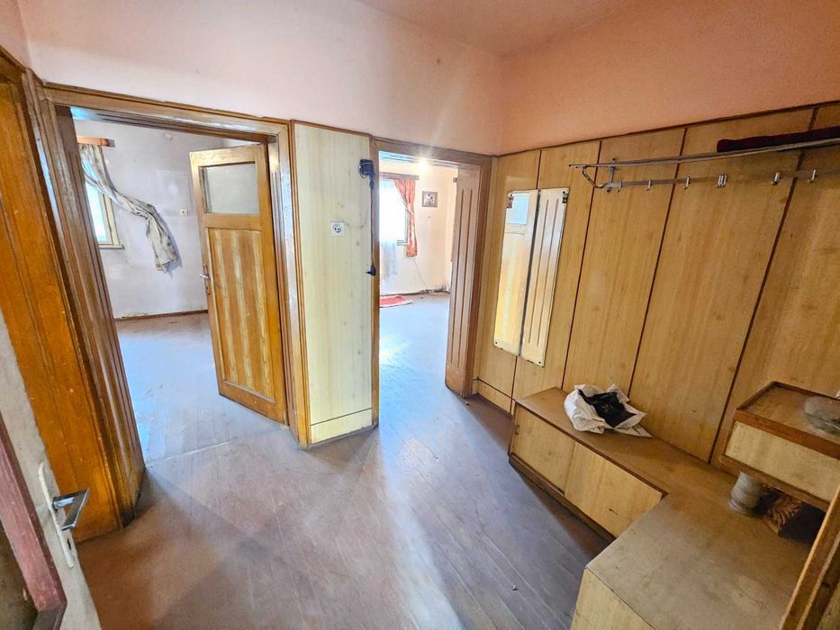 3-етажна къща с двор и гараж в идеален център на Велинград