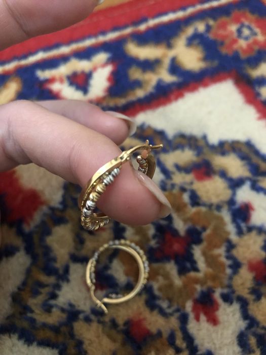Продам золотые серьги