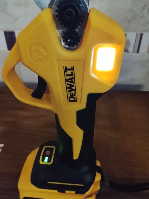 Foarfeca de grădinărit DeWalt cu o baterie de 6A