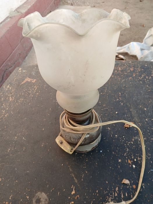 Продам люстры и светильник